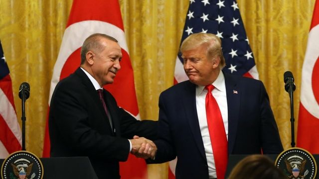 Nejdřív sankce, teď opěvování a slova chvály. Jak vypadalo setkání Trumpa s Erdoganem?